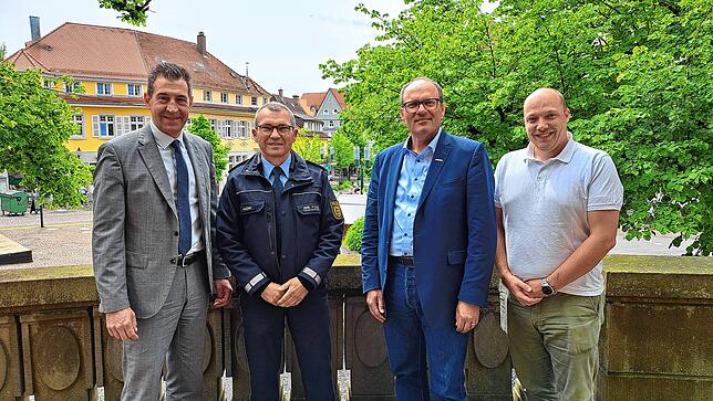 Thomas Knörr (Zweiter von links) bei der Vorstellung der Kriminalstatistik für das Jahr 2024 vor dem Rathaus neben Oberbürgermeister ...