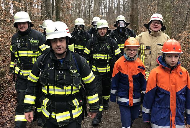 Sogar unter Atemschutz liefen einige Immenstaader Feuerwehrleute eine Runde mit. Auch aus der Jugendfeuerwehr und von der Feuerwehr ...