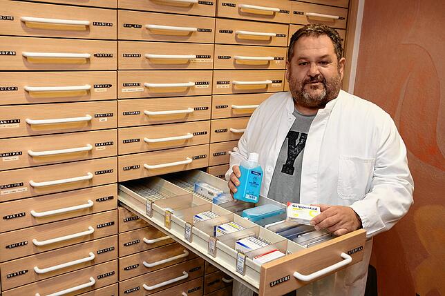Johannes Danassis von der Singener Central Apotheke beobachtet viel Verständnis bei seinen Kunden.