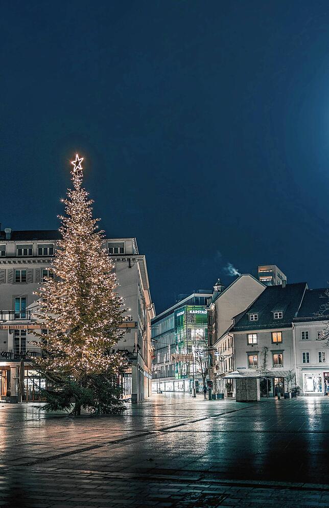 Benjamin Stebner fotografiert gerne nachts. Seine Bilder aus Lörrach hat er nun mit einer Feuerwerk-Animation kombiniert – damit ...