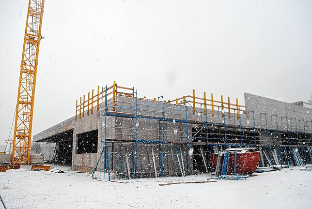 Im Plan: Der Rohbau des Feuerwehrgerätehauses mit Kita steht. Der Holzbau für das Obergeschoss folgt.