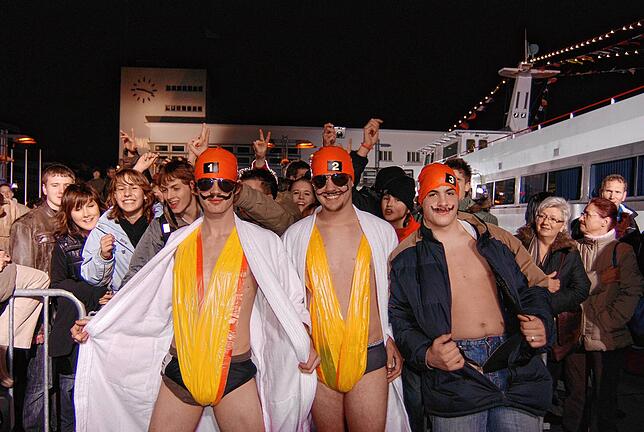 Ob diese Jungs nochmal mitmachen würden? Mehr als 50 Schwimmer stiegen 2007 bei der Außenwette in ihren Borat-Anzügen in den Bodensee.