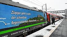 Ein Regional-Sonderzug der Bahn auf der Bahnstrecke Wendlingen-Ulm am neuen Bahnhof in Merklingen.