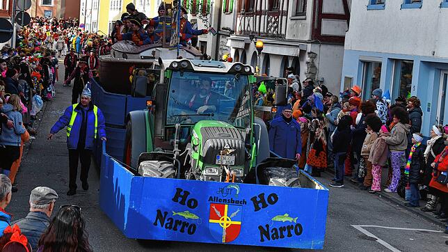 Pünktlicher Start des Seenarrenumzugs in Allensbach: Mit der Nummer eins das Alet Narrenschiff.