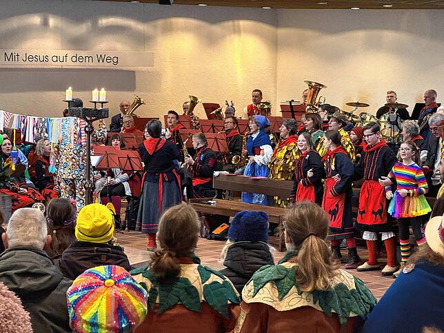 Bild 17: Narren ziehen von der Messe zum Fasnetsmarkt