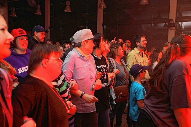 Bild 16: Ausgelassene Stimmung beim Dorfrocker-Konzert in Sauldorf