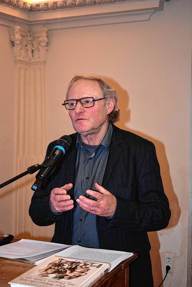 Der Historiker Casimir Bumiller referierte im komplett gefüllten Museumssaal zur Rolle der Reichsstadt Überlingen im Bauernkrieg.