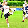 Schützenfest in der Schmittenau: Johannes Baumgartner (Mitte, gegen Egzon Tahiri) steuerte zwei Treffer für die SG FC Wehr/Brennet zum ...