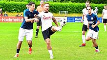 Schützenfest in der Schmittenau: Johannes Baumgartner (Mitte, gegen Egzon Tahiri) steuerte zwei Treffer für die SG FC Wehr/Brennet zum ...