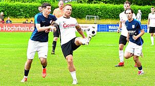 Schützenfest in der Schmittenau: Johannes Baumgartner (Mitte, gegen Egzon Tahiri) steuerte zwei Treffer für die SG FC Wehr/Brennet zum ...