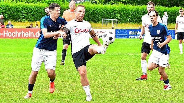 Schützenfest in der Schmittenau: Johannes Baumgartner (Mitte, gegen Egzon Tahiri) steuerte zwei Treffer für die SG FC Wehr/Brennet zum ...