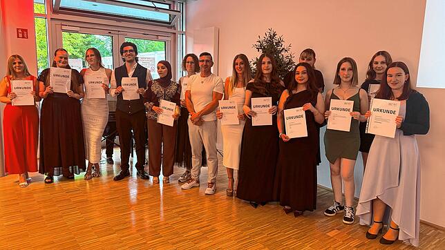 Mit Lob und Preis in die Arbeitswelt: Die Robert-Gerwig-Schule in Singen zeichnete die erfolgreichen künftigen Medizinischen ...