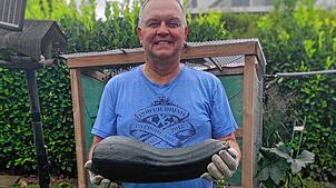 Klaus Heusinger mit seiner XXL-Zucchini.