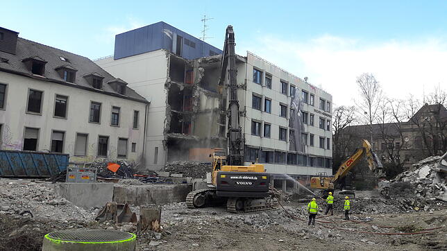 Bild 4: Chronologie eines Abrisses: Wir haben den Rückbau des Vincentius-Krankenhauses in Bildern und Videos begleitet