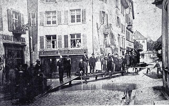 Rückblick: Historische Aufnahme des Hochwassers an der Ecke Metzgergasse/Steinbückstraße. Der Rhein schwemmte die Altstadt.