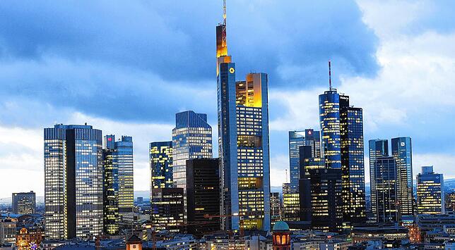 Blick auf die Skyline von Frankfurt am Main mit ihren Bankentürmen. Nach Ansicht von Finanzexperte Gerhard Schick werden manche Banken ...