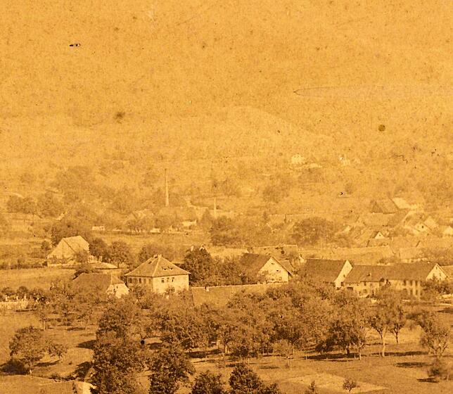 Blick auf Neflin & Rupp im Jahr 1889: Im Vordergrund das Pfarrhaus am Kirchbühl, dahinter der Schornstein der Weberei, rechts neben ihr ...