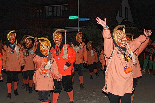 Beim kleinen Nachtumzug liefen auch die Mondfänger vom Untersee mit. Viele Zuschauer säumten den Umzugsweg.