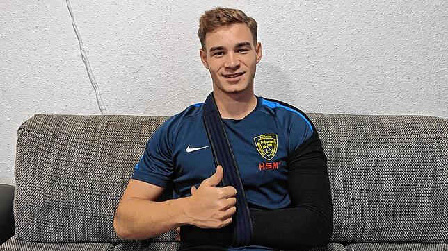 Sven Widmann, Spieler der SpVgg F.A.L., einen Tag nach dem Spiel beim FC Gutmadingen, in welchem er sich die Schulter ausgekugelt hat.