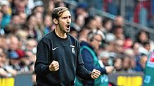Freiburgs Trainer Julian Schuster freut sich über den 1:0-Sieg gegen Werder Bremen. Den Breisgauern gelang mit vier Siegen aus sechs ...