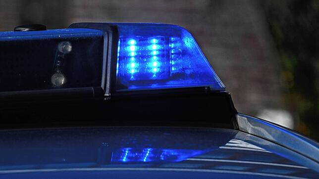 Ein 42-jähriger Autofahrer kommt am Freitagabend zwischen Königseggwald und Hoßkirch bei einem Unfall ums Leben.