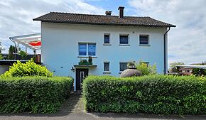 Zahlreiche Interessenten kommen zur Zwangsversteigerung, doch mitbieten darf nicht jeder. Für dieses Haus in WT-Tiengen gehen Gebote ein.