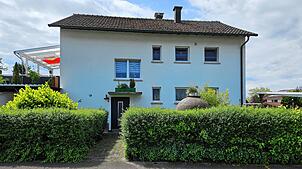 Zahlreiche Interessenten kommen zur Zwangsversteigerung, doch mitbieten darf nicht jeder. Für dieses Haus in WT-Tiengen gehen Gebote ein.