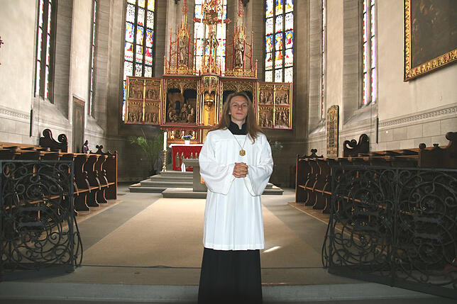 Regelmäßig schlüpft Jannik Wörner in das Ministranten-Gewand und hilft während des Gottesdienstes mit
