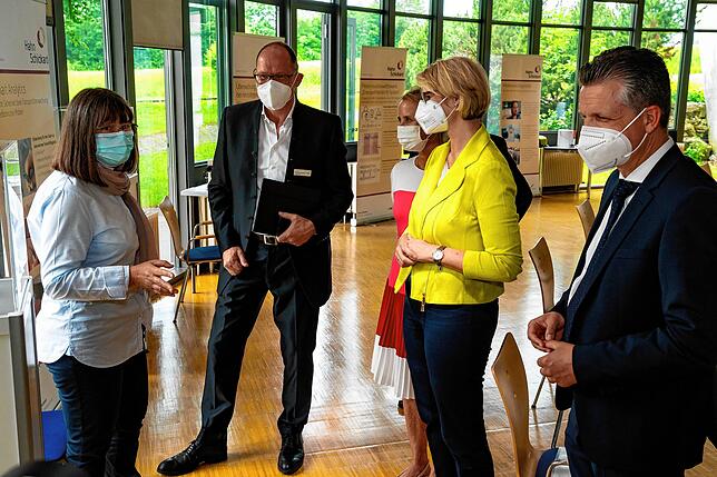 Bundesforschungsministerin Anja Karliczek zu Besuch bei der Hahn-Schickard Gesellschaft (HSG) in Villingen-Schwenningen.Sophie Ballet ...