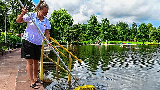 Vera Bruhn fischt Müll aus dem Wasser, den der Wind angetrieben hat. Wenn am Klosterweiher zu kalt zum Baden ist, gibt es für das ...