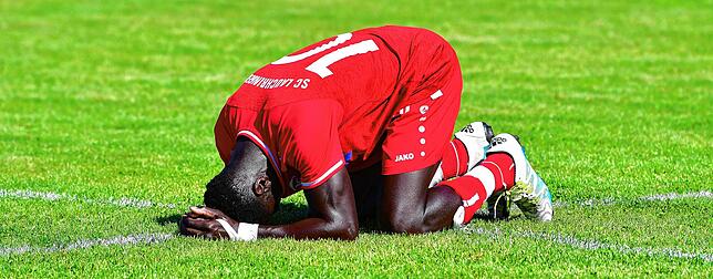 Untröstlich: Kebba Manneh kann es nicht fassen. Der SC Lauchringen ist abgestiegen.