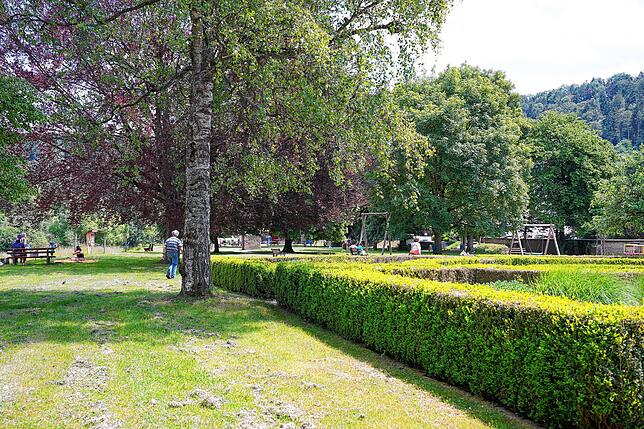 Auf der großen Spielwiese neben dem Wasserschloss können Kinder sich noch austoben.