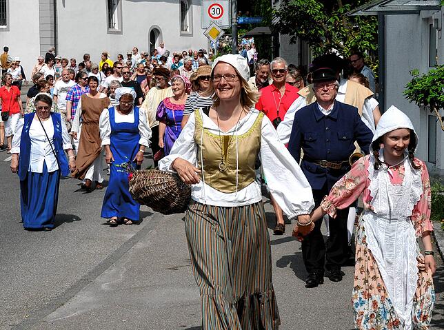 „kreuz & quer“-Schauspieler mit Zuschauern bei den Markdorfer Stadtgeschichten von Hermann Zitzlsperger im August 2015. Bild: Büsche