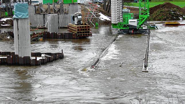 Auf der Baustelle der Donaubrücke in Geisingen wurden die Schienen der Kranbahn überschwemmt und auch unterspült. Zwei Drittel der ...
