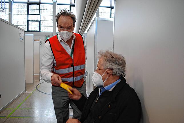 Das war der Impfstart am Kreisimpfzentrum in Tiengen: Am Freitag, 22. Januar, wurden die ersten Senioren über 80 Jahre geimpft. Olaf ...