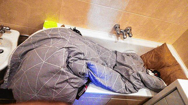 In Kiew suchen auf Rat der Regierung Menschen Schutz in der Badewanne. Dieses Bild erreichte Nataliya Posokhova aus ihrer Heimat.