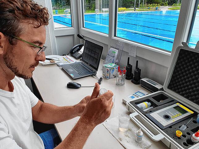Auch das gehört zu den Aufgaben eines Schwimmmeisters: Frank Dietrich-Vercrüße bei der Kontrolle des Chlorgehalts.