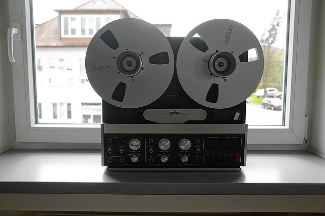Eine Revox-Tonbandmaschine B77 steht im Hörraum im Villinger Klangwerk. Durch dieses Fenster war früher der blaue Saba-Schriftzug zu sehen.