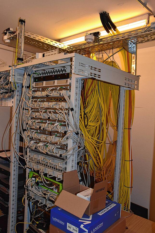 Die Hardware und Software wird stetig an die Anforderungen angepasst. Auch mit dem Ausbau des kommunalen Glasfasernetzes soll es voran ...