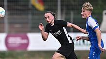 Dritter Saisonsieg: Mit seinem Treffer zur 3:0-Führung machte Alessio Tenhibben (Bildmitte) in der 57. Minute den Erfolg der SG FC ...