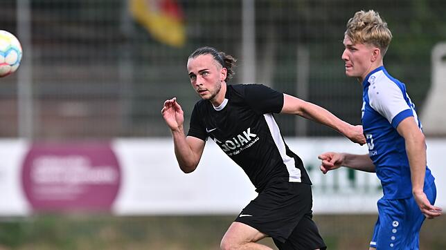 Dritter Saisonsieg: Mit seinem Treffer zur 3:0-Führung machte Alessio Tenhibben (Bildmitte) in der 57. Minute den Erfolg der SG FC ...