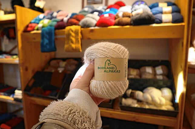 Im Hofladen gibt es verschiedene Strickgarne aus Alpakafaser. Auf Nachfrage gibt es auch Rohwolle der Bohland Tiere von Kuchelbach.