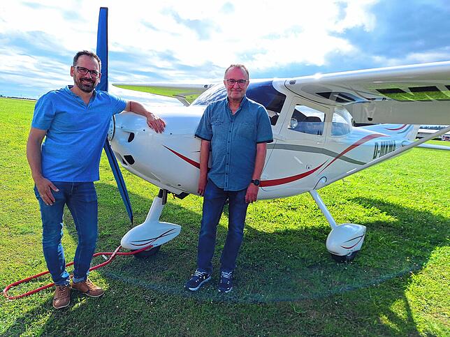 Lust abzuheben? Der Flugsportverein Pfullendorf mit Spartenleiter Stefan Schädle (links) und dem stellvertretenden Vorsitzenden Heinz ...