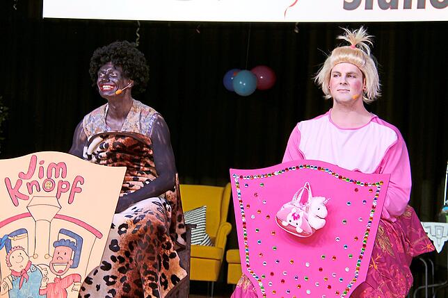 Das einzige Mädchen beim Babyboom wird von Manuel Hipp gespielt, während der kleine Afrikaner von Julian Dold verkörpert wird.