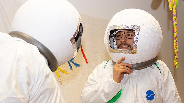 Linus und Maximilian vom HRZ (Holzschläger Raumfahrtzentrum) präsentieren die „Wäsch“. Bilder: Wolfgang Scheu