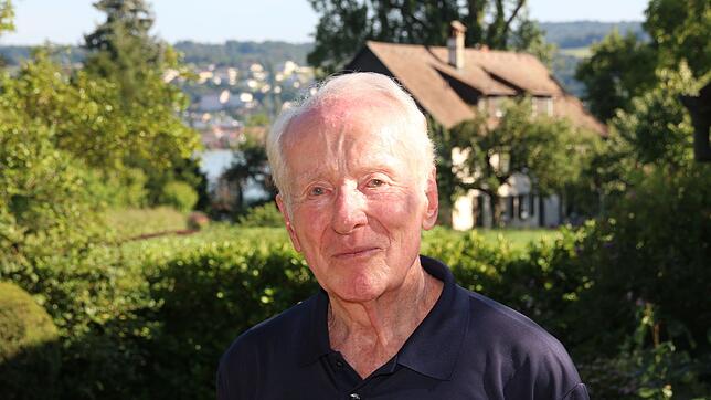 Dirk Pette im Garten seines Hauses auf der Reichenau.