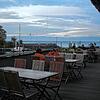 Terrassenplätze sind in diesem Jahr trotz sinkender Temperaturen beliebt: Im Restaurant &bdquo;Am Häfele&ldquo; gibt es am Abend aktuell ...