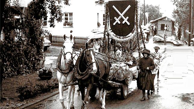 Pferdekutsche in Altenburg. So feierte die damals noch selbstständige Gemeinde im Jahr 1971 ihr 1100-jähriges Bestehen.