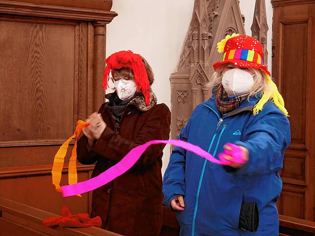 Mitschwingen statt Mitsingen: Für die Besucher waren raschelnde bunte Bänder ausgelegt.
