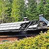 Der Tag nach dem Brand. des Wohnhauses im Groppertal. Deutlich ist zu sehen, wo die Flammen aus dem Dach schlugen und Solarkollektoren ...